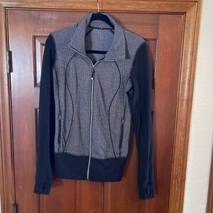 Lululemon jacket houndstooth print with a black sleeve size 6